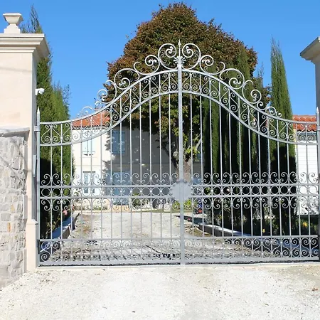 Maison De 2 Chambres Avec Jardin Clos Et Wifi A Allas Bocage 別荘 *